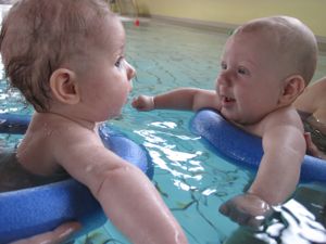 Soziale Kontakte beim Babyschwimmen in Innsbruck